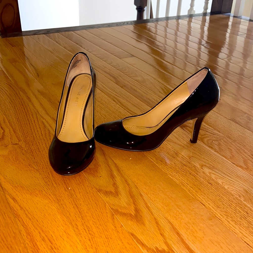 Patent leather round toe pumps